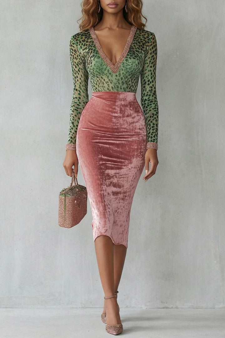 Virelline – Robe midi moulante en velours imprimé léopard contrastant