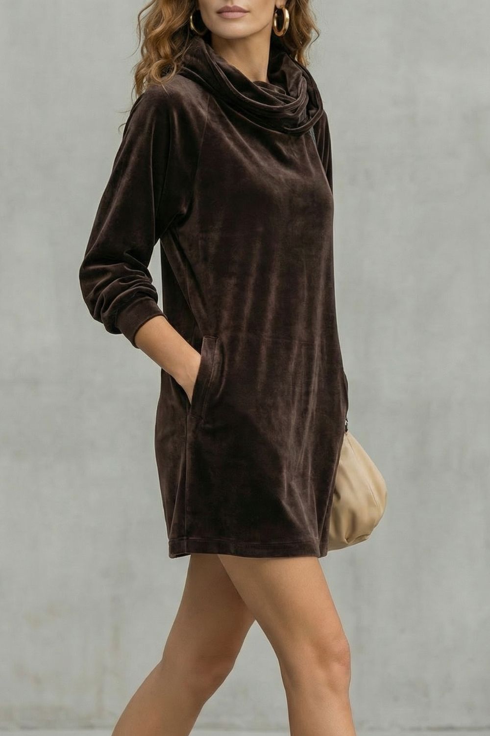 Moréna – Robe courte en velours drapé à col roulé