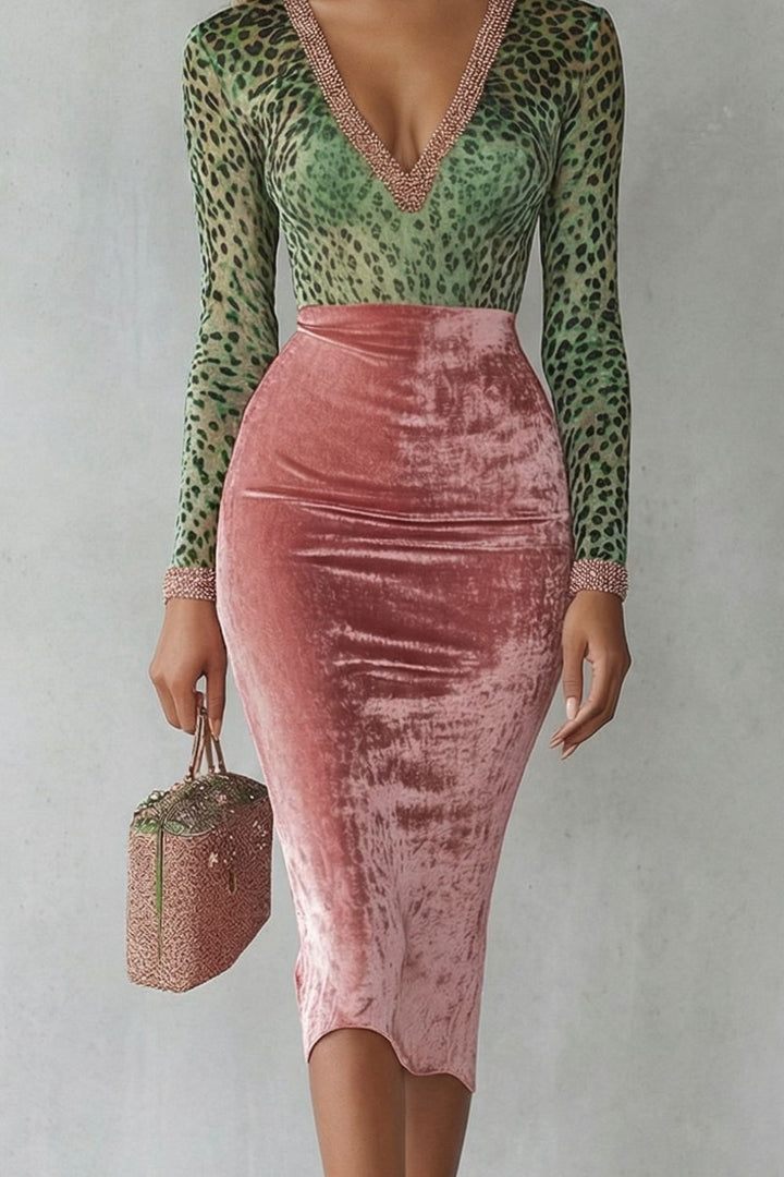 Virelline – Robe midi moulante en velours imprimé léopard contrastant