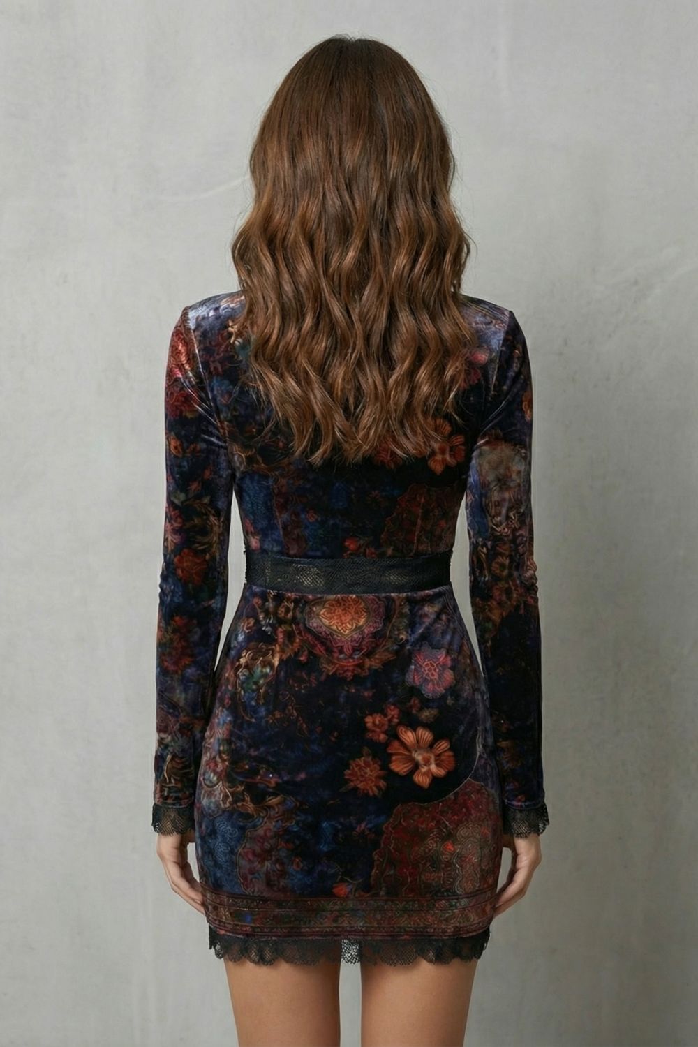Solenza – Robe mini en velours à décolleté plongeant en dentelle baroque – Mini-robe en velours