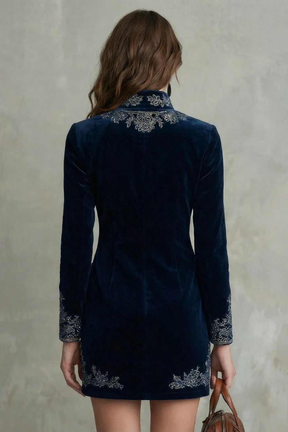 Élarine – Robe mini élégante en velours brodé
