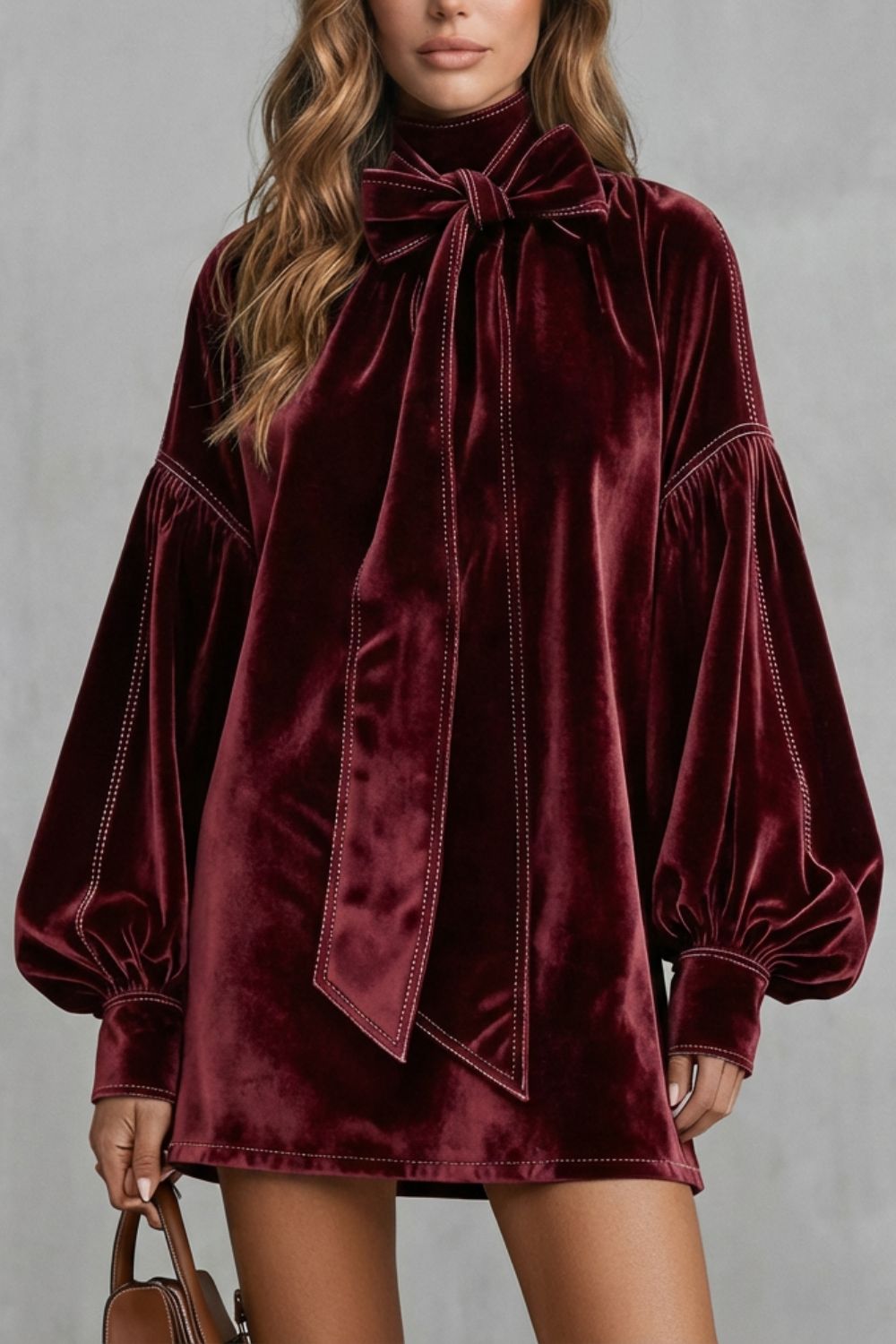 Velourine – Robe mini élégante à col nœud